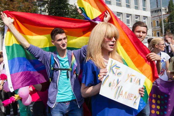 İnsanlar eşitlik Mart, Kiev, Ukrayna Lgbt topluluğu tarafından düzenlenen katılmak. 18 Haziran 2017.