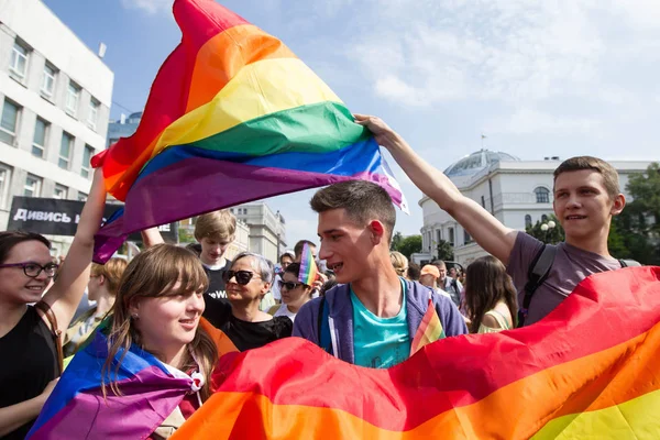 İnsanlar eşitlik Mart, Kiev, Ukrayna Lgbt topluluğu tarafından düzenlenen katılmak. 18 Haziran 2017.