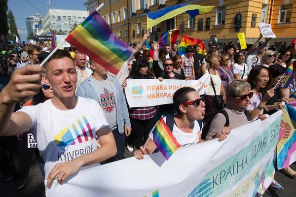 İnsanlar eşitlik Mart, Kiev, Ukrayna Lgbt topluluğu tarafından düzenlenen katılmak. 18 Haziran 2017.