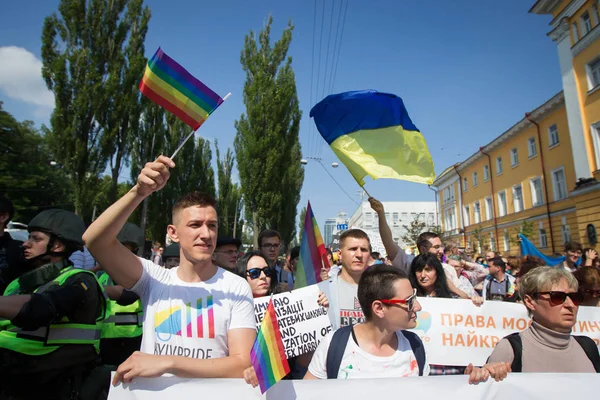 İnsanlar eşitlik Mart, Kiev, Ukrayna Lgbt topluluğu tarafından düzenlenen katılmak. 18 Haziran 2017.