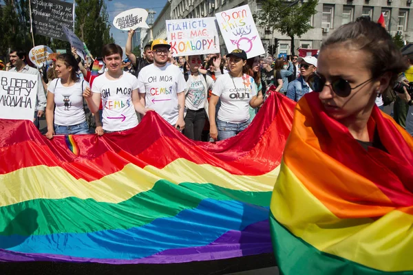 İnsanlar eşitlik Mart, Kiev, Ukrayna Lgbt topluluğu tarafından düzenlenen katılmak. 18 Haziran 2017.