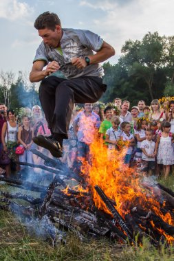 İnsanlar Ulusal Mimarlık ve Kiev, Ukrayna Pirogovo köy içinde ev Müzesi'nde Ivan Kupala tatil kutlama katılmak. 7 Temmuz 2013.