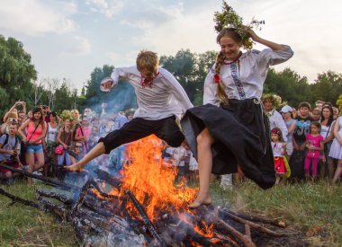 İnsanlar Ulusal Mimarlık ve Kiev, Ukrayna Pirogovo köy içinde ev Müzesi'nde Ivan Kupala tatil kutlama katılmak. 7 Temmuz 2013.