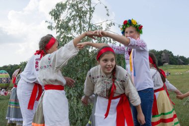 İnsanlar Ulusal Mimarlık ve Kiev, Ukrayna Pirogovo köy içinde ev Müzesi'nde Ivan Kupala tatil kutlama katılmak. 7 Temmuz 2013.