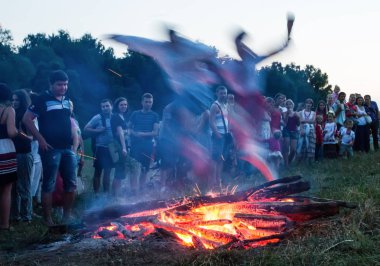 İnsanlar Ulusal Mimarlık ve Kiev, Ukrayna Pirogovo köy içinde ev Müzesi'nde Ivan Kupala tatil kutlama katılmak. 7 Temmuz 2013.