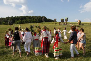 İnsanlar Ulusal Mimarlık ve Kiev, Ukrayna Pirogovo köy içinde ev Müzesi'nde Ivan Kupala tatil kutlama katılmak. 7 Temmuz 2013.