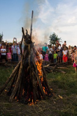 İnsanlar Ulusal Mimarlık ve Kiev, Ukrayna Pirogovo köy içinde ev Müzesi'nde Ivan Kupala tatil kutlama katılmak. 7 Temmuz 2013.