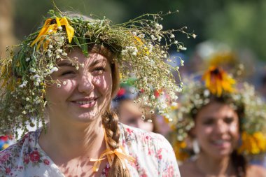 İnsanlar Ulusal Mimarlık ve Kiev, Ukrayna Pirogovo köy içinde ev Müzesi'nde Ivan Kupala tatil kutlama katılmak. 7 Temmuz 2013.