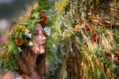 İnsanlar Ulusal Mimarlık ve Kiev, Ukrayna Pirogovo köy içinde ev Müzesi'nde Ivan Kupala tatil kutlama katılmak. 7 Temmuz 2013.