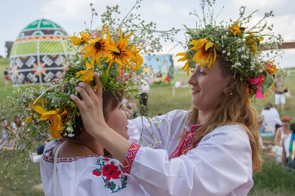 国民の建築およびウクライナ キエフの Pirogovo の村で家庭用の博物館でイワン Kupala 休日にお祝いに参加します 2013 — ストック写真