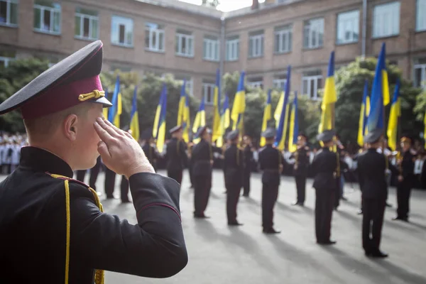 Українських Дітей Від Курсантом Ліцеї Відвідують Перший День Школі Києві — стокове фото