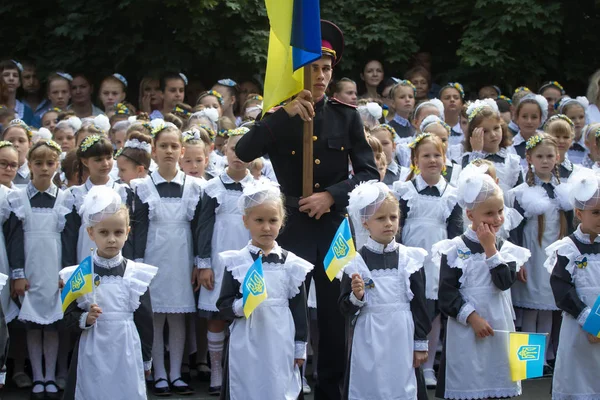 Kiev Ukrayna Okulun Ilk Günü Öğrenci Nın Lisesi Ukraynalı Çocuklar — Stok fotoğraf