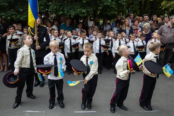 Українських Дітей Від Курсантом Ліцеї Відвідують Перший День Школі Києві — стокове фото