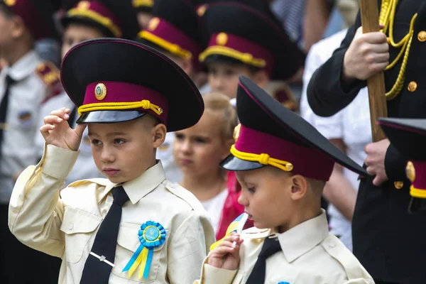 Kiev, Ukrayna okulun ilk günü öğrenci'nın Lisesi Ukraynalı çocuklar katılın. 1 Eylül 2016.