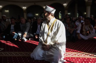 Müslümanlar Kurban Bayram Kiev, Ukrayna tatil sırasında Ar-Rahma camide dua. 1 Eylül 2017.