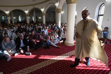 Müslümanlar Kurban Bayram Kiev, Ukrayna tatil sırasında Ar-Rahma camide dua. 1 Eylül 2017.