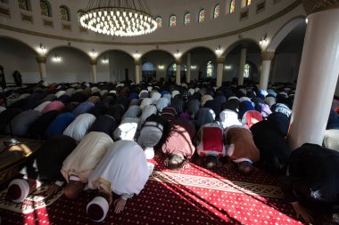 Müslümanlar Kurban Bayram Kiev, Ukrayna tatil sırasında Ar-Rahma camide dua. 1 Eylül 2017.