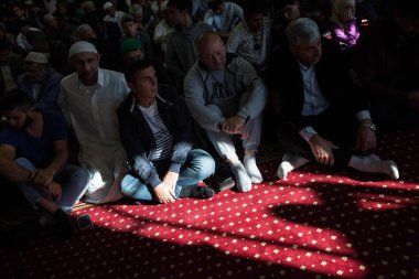 Müslümanlar Kurban Bayram Kiev, Ukrayna tatil sırasında Ar-Rahma camide dua. 1 Eylül 2017.