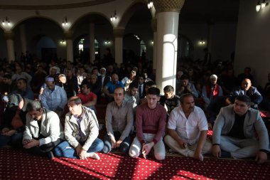 Müslümanlar Kurban Bayram Kiev, Ukrayna tatil sırasında Ar-Rahma camide dua. 1 Eylül 2017.