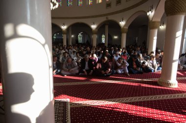 Müslümanlar Kurban Bayram Kiev, Ukrayna tatil sırasında Ar-Rahma camide dua. 1 Eylül 2017.