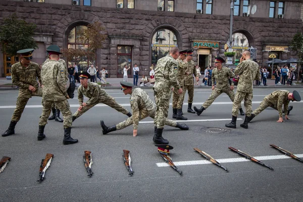 ウクライナは キエフのウクライナの独立の機会に軍事パレードのリハーサル 2016 — ストック写真