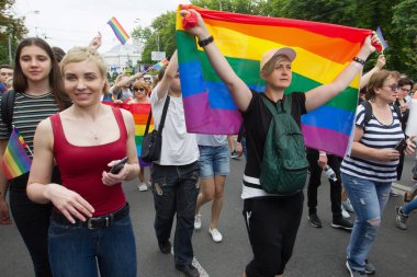 İnsanlar eşitlik Mart, Kiev, Ukrayna Lgbt topluluğu tarafından düzenlenen katılmak. 17 Haziran 2018.
