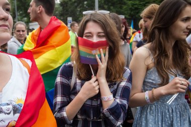 İnsanlar eşitlik Mart, Kiev, Ukrayna Lgbt topluluğu tarafından düzenlenen katılmak. 17 Haziran 2018.
