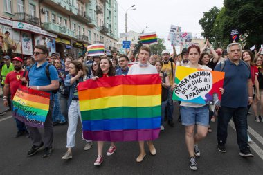 İnsanlar eşitlik Mart, Kiev, Ukrayna Lgbt topluluğu tarafından düzenlenen katılmak. 17 Haziran 2018.