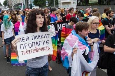 İnsanlar eşitlik Mart, Kiev, Ukrayna Lgbt topluluğu tarafından düzenlenen katılmak. 17 Haziran 2018.