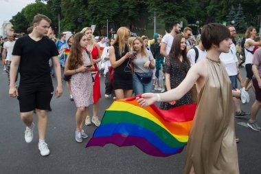 İnsanlar eşitlik Mart, Kiev, Ukrayna Lgbt topluluğu tarafından düzenlenen katılmak. 17 Haziran 2018.