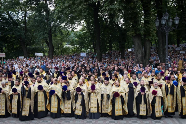 Парафіяни Міністрів Української Православної Церкви Київського Патріархату Молитися Володимирській Гірці — стокове фото