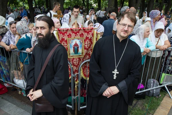 Парафіяни Міністрів Української Православної Церкви Київського Патріархату Молитися Володимирській Гірці — стокове фото