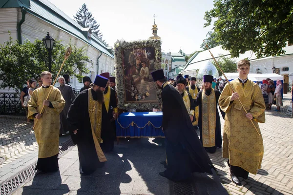 Парафіяни Міністрів Української Православної Церкви Київського Патріархату Молитися Володимирській Гірці — стокове фото