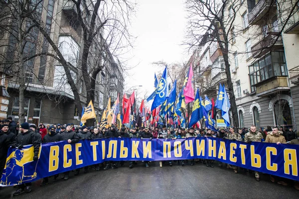 Milliyetçi örgüt üyeleri merkezi Kiev, Ukrayna Ukrayna yetkililerinin politikasına karşı bir protesto eylemi katılmak. 4 Nisan 2016.
