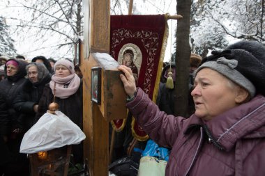 Ortodoks rahip ve müminler Kiev, Ukrayna Verkhovna Rada'nın tasarıya karşı ralli için toplanıyor. 20 Aralık 2018. Faturayı kendi bağlı kuruluş adlarında belirtmek için dini kuruluşlar mecbur tutmaktadır..