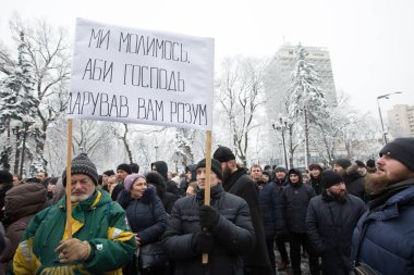 Ortodoks rahip ve müminler Kiev, Ukrayna Verkhovna Rada'nın tasarıya karşı ralli için toplanıyor. 20 Aralık 2018. Faturayı kendi bağlı kuruluş adlarında belirtmek için dini kuruluşlar mecbur tutmaktadır..