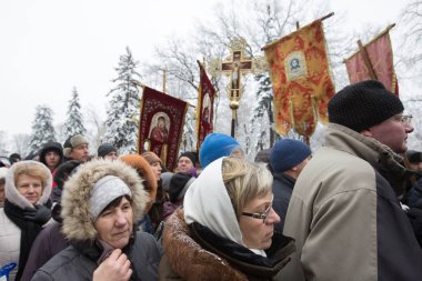 Ortodoks rahip ve müminler Kiev, Ukrayna Verkhovna Rada'nın tasarıya karşı ralli için toplanıyor. 20 Aralık 2018. Faturayı kendi bağlı kuruluş adlarında belirtmek için dini kuruluşlar mecbur tutmaktadır..