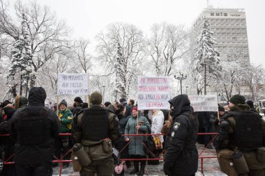 Ortodoks rahip ve müminler Kiev, Ukrayna Verkhovna Rada'nın tasarıya karşı ralli için toplanıyor. 20 Aralık 2018. Faturayı kendi bağlı kuruluş adlarında belirtmek için dini kuruluşlar mecbur tutmaktadır..