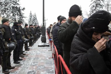 Ortodoks rahip ve müminler Kiev, Ukrayna Verkhovna Rada'nın tasarıya karşı ralli için toplanıyor. 20 Aralık 2018. Faturayı kendi bağlı kuruluş adlarında belirtmek için dini kuruluşlar mecbur tutmaktadır..