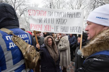 Ortodoks rahip ve müminler Kiev, Ukrayna Verkhovna Rada'nın tasarıya karşı ralli için toplanıyor. 20 Aralık 2018. Faturayı kendi bağlı kuruluş adlarında belirtmek için dini kuruluşlar mecbur tutmaktadır..
