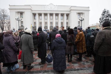 Ortodoks rahip ve müminler Kiev, Ukrayna Verkhovna Rada'nın tasarıya karşı ralli için toplanıyor. 20 Aralık 2018. Faturayı kendi bağlı kuruluş adlarında belirtmek için dini kuruluşlar mecbur tutmaktadır..