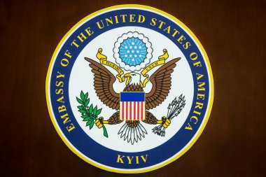 Kiev, Ukrayna'da elçilik binasında Amerika Birleşik Devletleri Büyükelçiliği amblemi. Haziran 25, 2019.