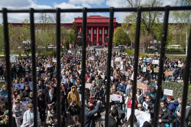 Ukrayna 'nın Kiev şehrinde düzenlenen Uluslararası Sirk Günü' nde insanlar hayvan kullanımını yasaklamak için düzenlenen mitinglere katılıyor..