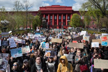 Ukrayna 'nın Kiev şehrinde düzenlenen Uluslararası Sirk Günü' nde insanlar hayvan kullanımını yasaklamak için düzenlenen mitinglere katılıyor..