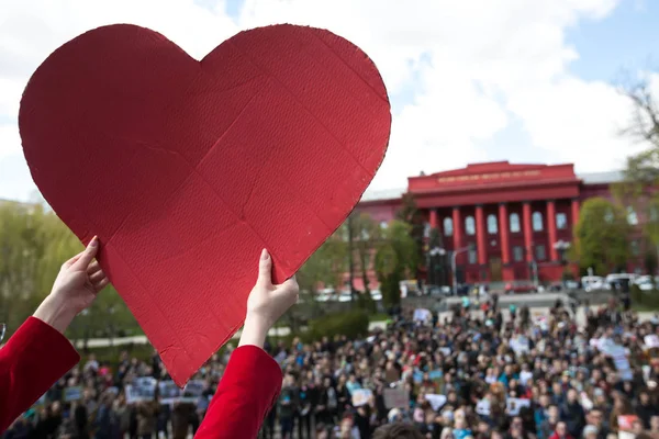 Люди беруть участь на мітингу, щоб заборонити використання тварин в цирку в Міжнародний день цирку в Києві.. — стокове фото