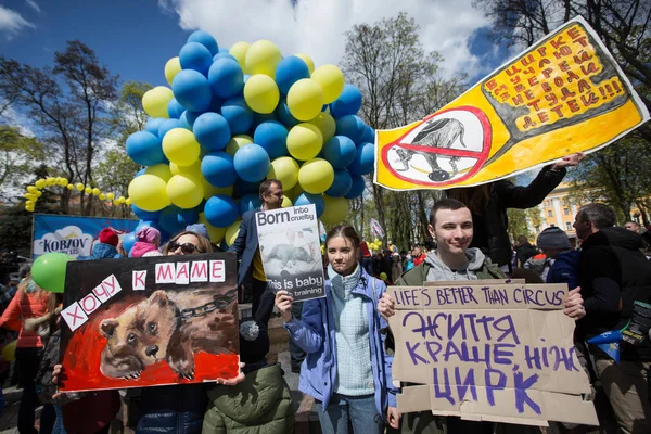Люди беруть участь на мітингу, щоб заборонити використання тварин в цирку в Міжнародний день цирку в Києві.. — стокове фото