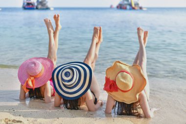 Mayolu seksi kız kavram. Plaj oynayan bir mayo giyen güzel kadın. Kız seksi mayo ın seductively teşkil etmektedir. Seksi kız genç bir adam sahilde baştan çıkarıyor..