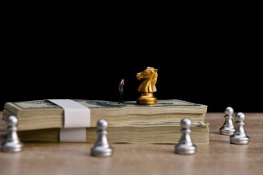 Liderlik kavramları. Satranç bir liderdir. Satranç karşılaştırarak bir stratejik iş planı olduğunu. İşadamı satranç oynuyor. Siyah bir arka plan üzerinde satranç oyunu.