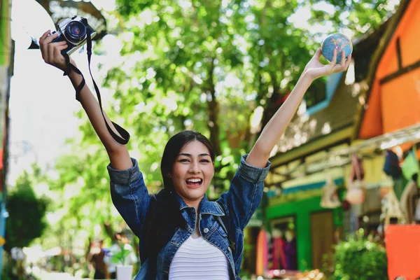 Путешествия Расслабляющие Концепции Туристы Делают Фотографии Городе Азиатские Девушки Счастливо — стоковое фото