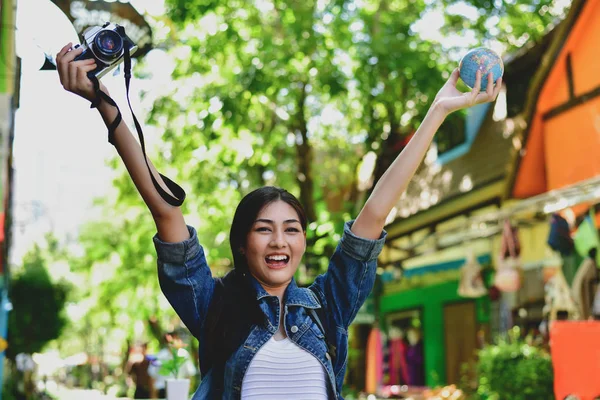 Travel Relaxing Concepts Tourists Taking Photos City Asian Girls Happily — Stock Photo, Image